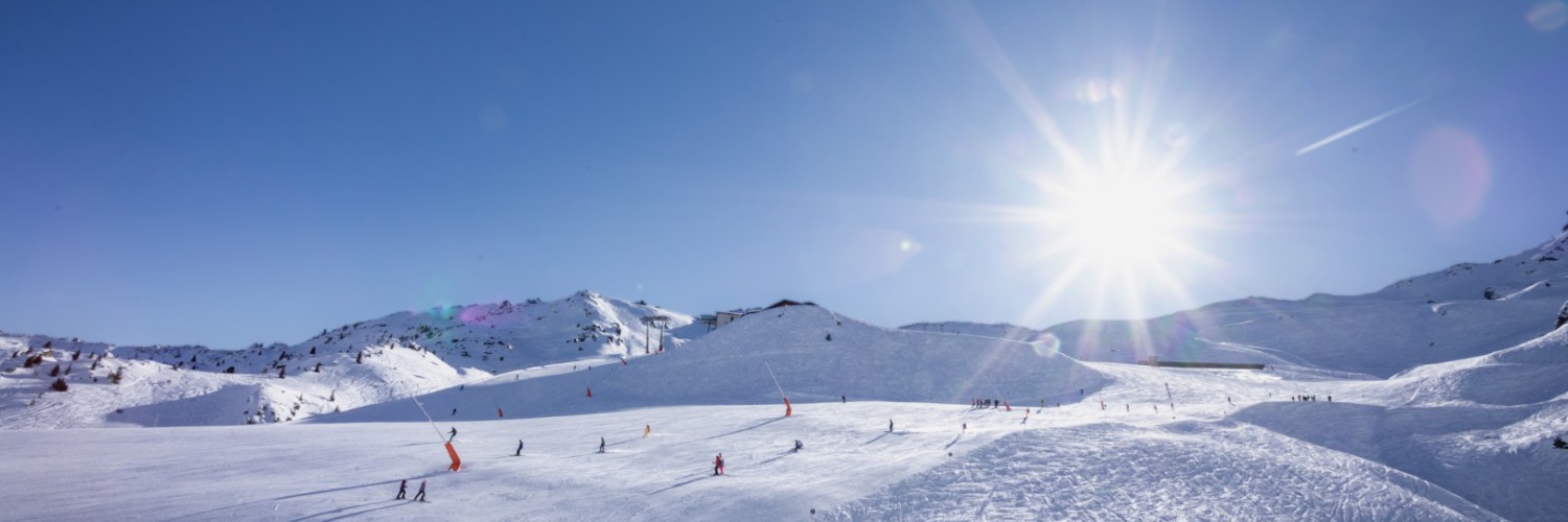 Brede skipiste boven de boomgrens