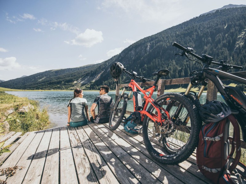 Mountainbikers aan het water